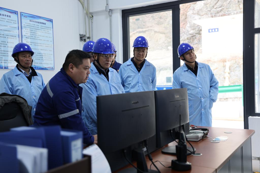 20250312-嚴(yán)平在金鉬股份礦山分公司強(qiáng)調(diào):以“時(shí)時(shí)放心不下”的心態(tài) 確保安全生產(chǎn)形勢(shì)穩(wěn)定向好 (2).JPG