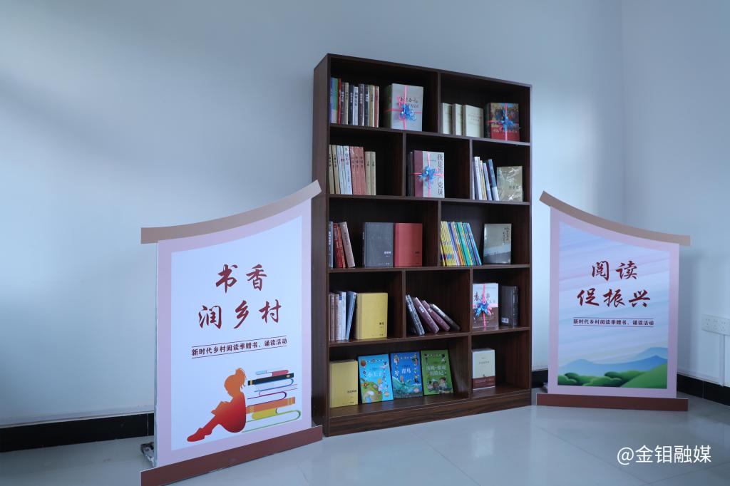 20231027-企業(yè)“送書 送講”進(jìn)鄉(xiāng)村 (5).JPG