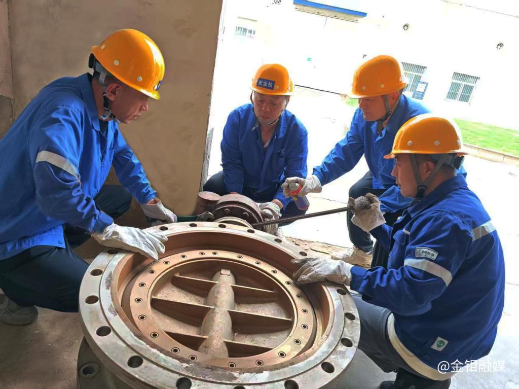 20250522-金鉬股份化學分公司生產一區(qū)檢修班組,處理閥門故障 (1).jpg 20250522-金鉬股份化學分公司生產一區(qū)檢修班組,處理閥門故障 (1).jpg