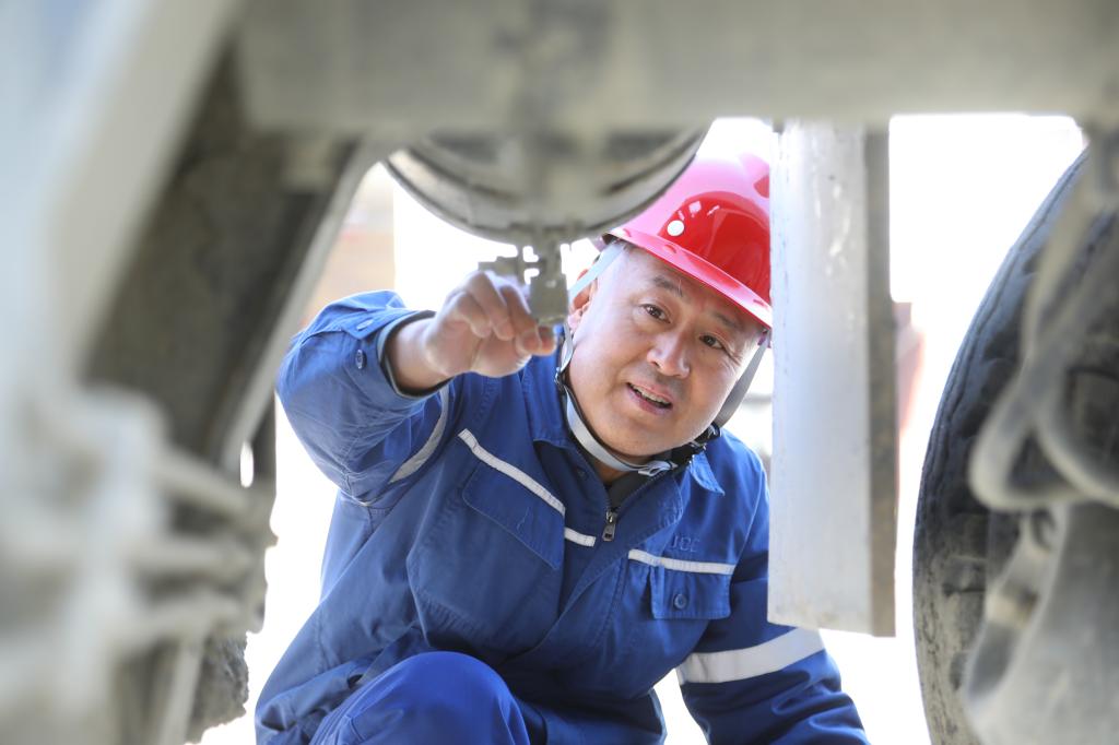 20250317-李軍德:吊車生涯的堅(jiān)守與擔(dān)當(dāng) (1).JPG