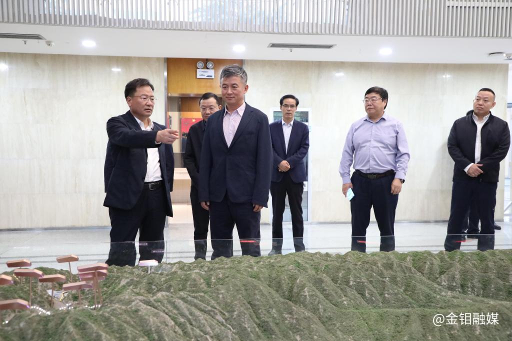 20241008-西安高新區(qū)黨工委副書記、管委會主任陳輝一行到金鉬股份調(diào)研座談 (1).jpg