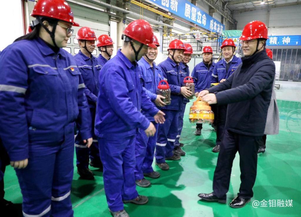 20240209-新春送暖!公司黨委書記、董事長嚴(yán)平一行到金屬分公司看望慰問一線職工2 20240209-新春送暖!公司黨委書記、董事長嚴(yán)平一行到金屬分公司看望慰問一線職工2.JPG