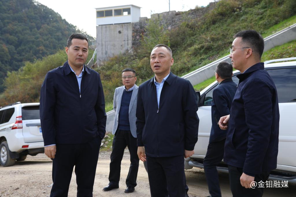 20241025-趙黎明赴金堆礦區(qū)考察調(diào)研尾礦庫環(huán)境保護(hù)工作 (2).JPG