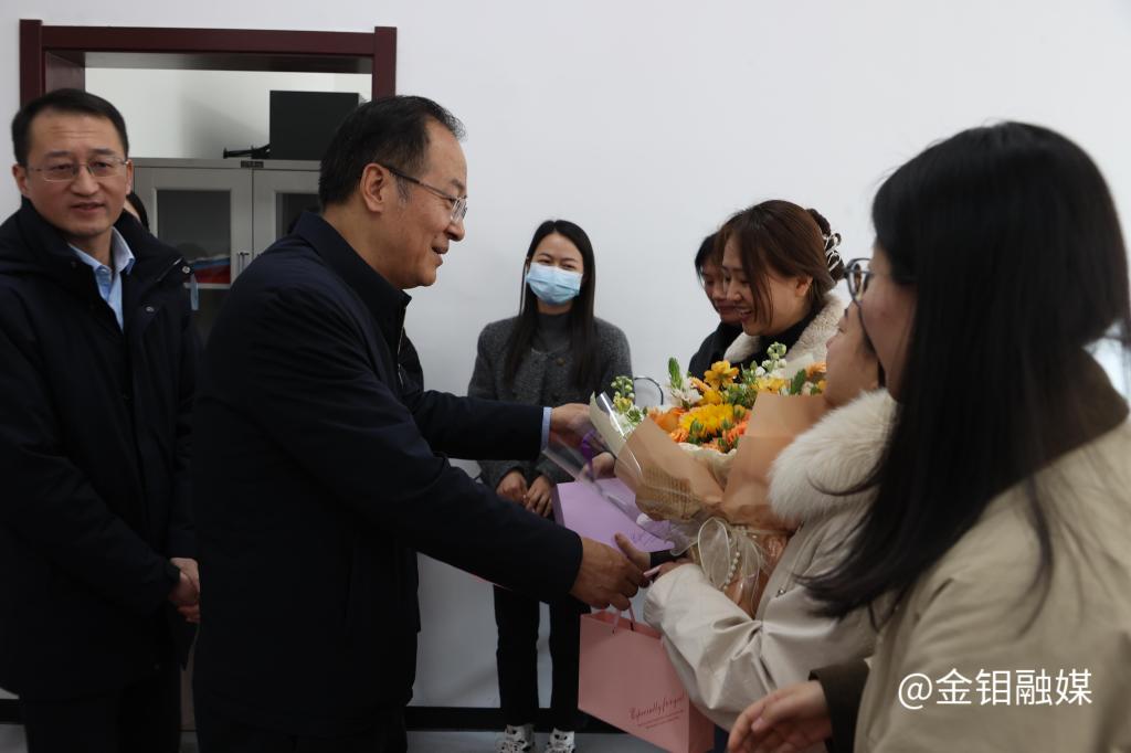 20250306-朱書記慰問女職工 (1).JPG