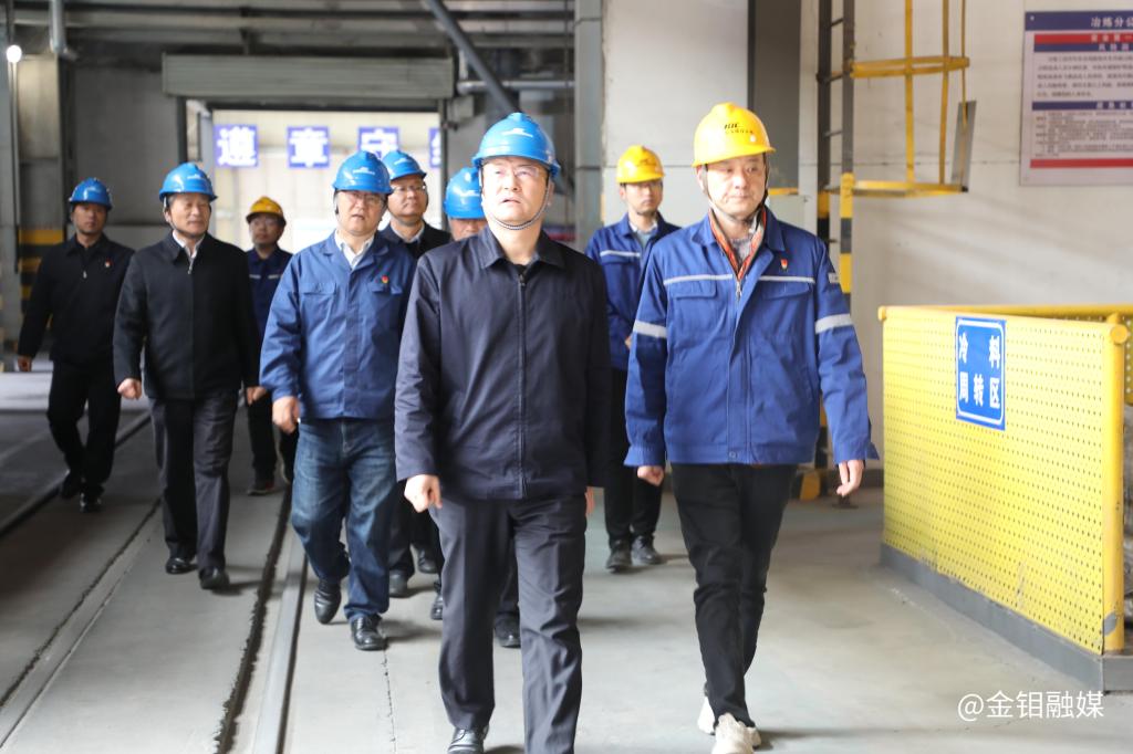 20231116-嚴(yán)平一行在鉬鐵分廠調(diào)研.jpg