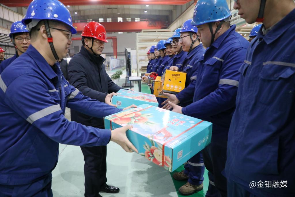 20240209-新春送暖!公司黨委書記、董事長嚴(yán)平一行到金屬分公司看望慰問一線職工3 20240209-新春送暖!公司黨委書記、董事長嚴(yán)平一行到金屬分公司看望慰問一線職工3.JPG