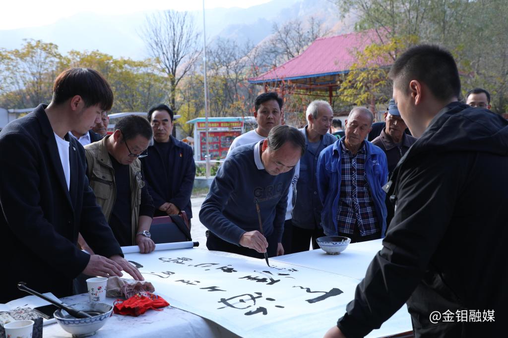 20231027-企業(yè)“送書 送講”進(jìn)鄉(xiāng)村 (1).JPG