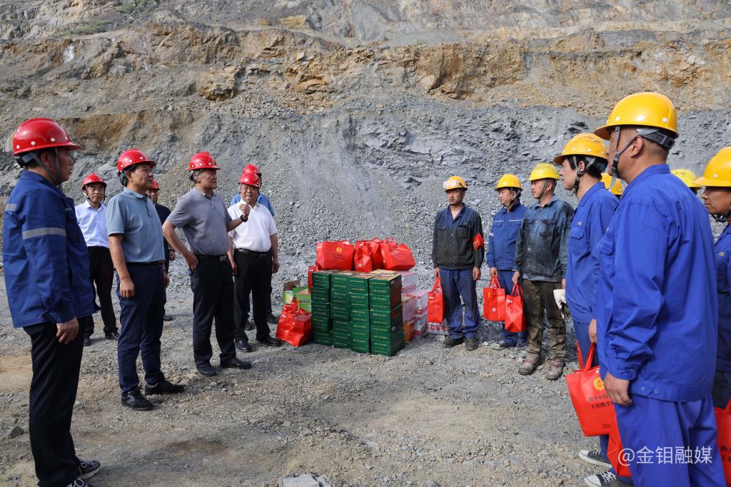 20230711-陜西有色金屬集團黨委副書記、董事、工會主席王小慶深入金鉬集團“送清涼” ( 2 ).jpg