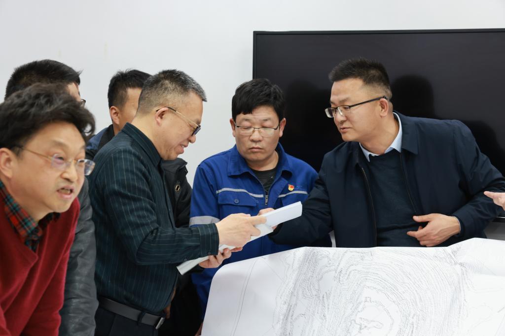 20240308-國家礦山安全監(jiān)察局陜西局到金堆礦區(qū)開展幫扶式安全監(jiān)察 (8).JPG