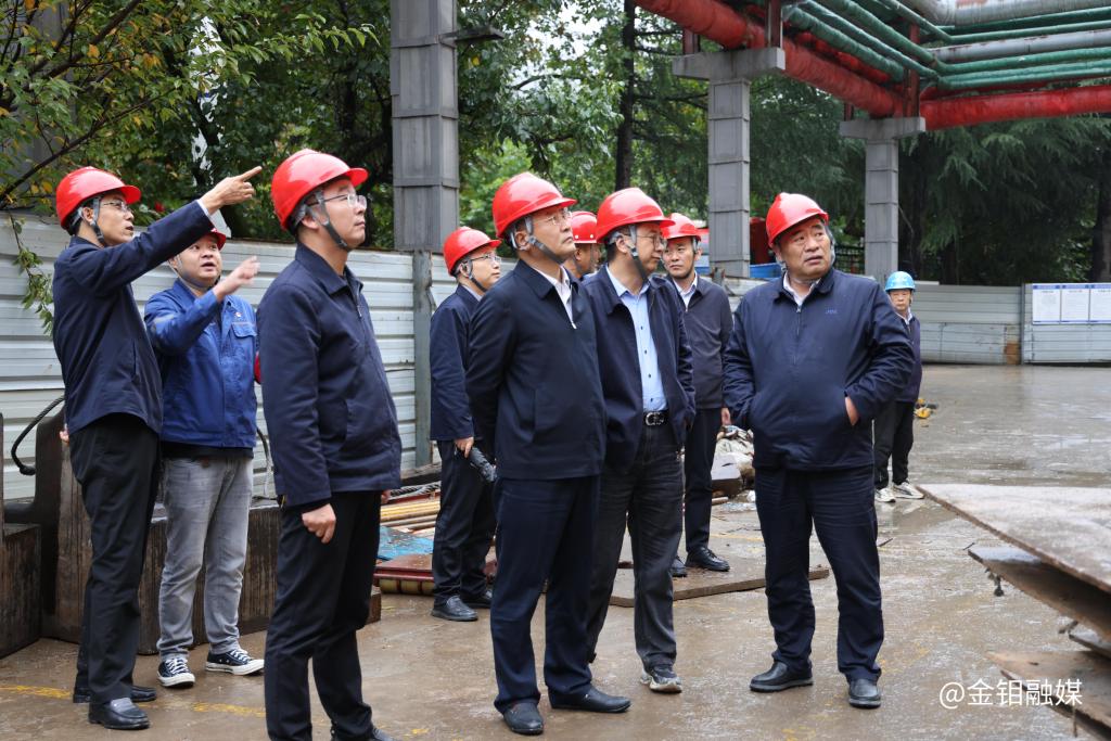 20251012-嚴(yán)平深入金堆礦區(qū)指導(dǎo)防汛工作強(qiáng)調(diào):筑牢安全堤壩 守護(hù)民生溫度 (4).JPG