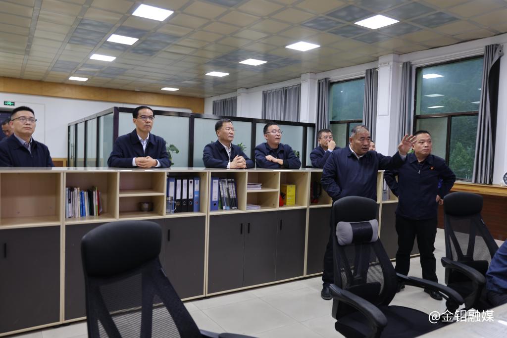 20251012-嚴(yán)平深入金堆礦區(qū)指導(dǎo)防汛工作強(qiáng)調(diào):筑牢安全堤壩 守護(hù)民生溫度 (8).JPG