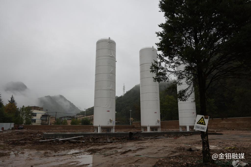 20251012-嚴(yán)平深入金堆礦區(qū)指導(dǎo)防汛工作強(qiáng)調(diào):筑牢安全堤壩 守護(hù)民生溫度 (7).JPG