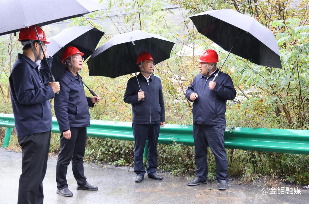 20251012-嚴(yán)平深入金堆礦區(qū)指導(dǎo)防汛工作強(qiáng)調(diào):筑牢安全堤壩 守護(hù)民生溫度 (2)(1).jpg