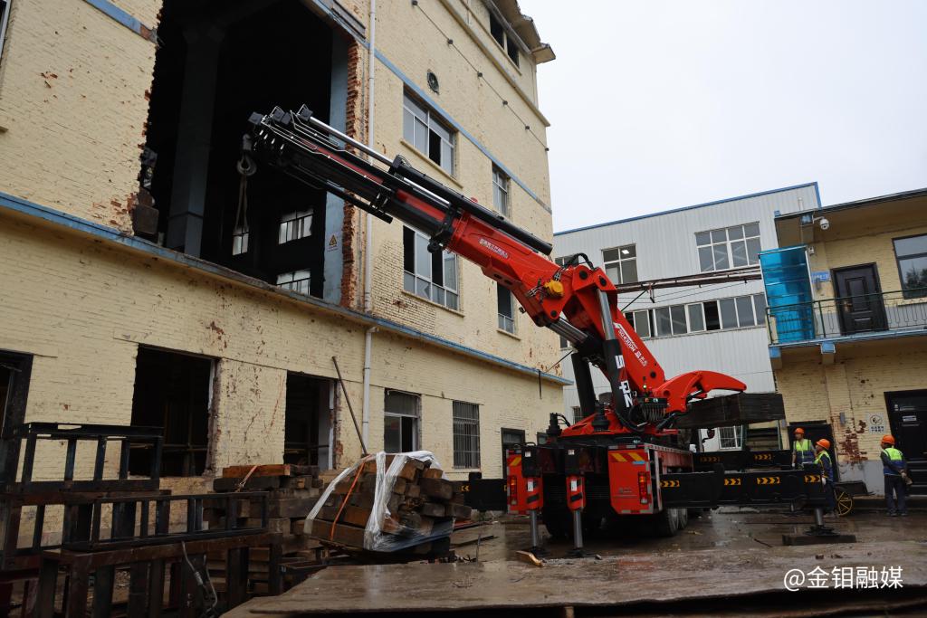 20251012-嚴(yán)平深入金堆礦區(qū)指導(dǎo)防汛工作強(qiáng)調(diào):筑牢安全堤壩 守護(hù)民生溫度 (5).JPG