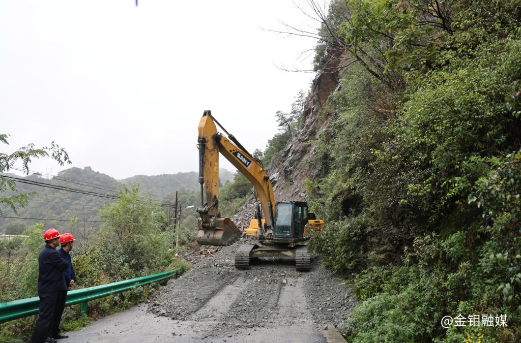 20251012-嚴(yán)平深入金堆礦區(qū)指導(dǎo)防汛工作強(qiáng)調(diào):筑牢安全堤壩 守護(hù)民生溫度 (1)(1).jpg